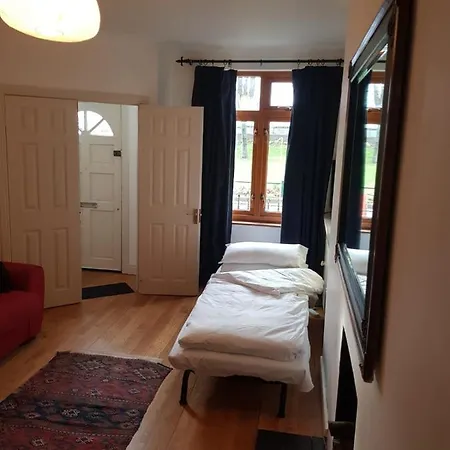 Cosy Redbrick Unbeatable Location Aikh96 Holiday home